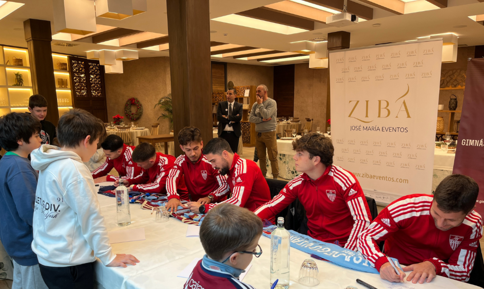 [Eventos] Jugadores de la Gimnástica firman autógrafos en Zibá